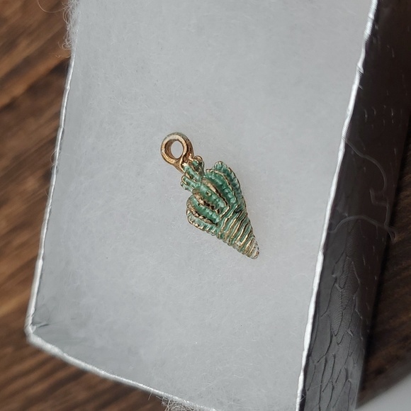 Green seashell conch charm mini - Picture 1 of 2